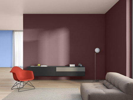 Ein modernes Wohnzimmer mit einer rotbraunen Wand. Auf der linken Seite steht ein gemütliches graues Sofa, während rechts ein roter Stuhl mit einer geschwungenen Form platziert ist. An der Wand hängt eine schlichte schwarze Kommode, auf der einige Gegenstände liegen. 