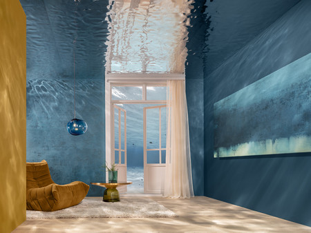 Ein Raum mit blauen Wänden. Ein offenes Fenster lässt Licht herein. In der Ecke steht ein beiger, bequemer Sessel und ein runder Tisch mit einer Pflanze. Eine blaue Lampe hängt an der Decke. Ein großes Gemälde ist an der Wand angebracht, das abstrakte Formen in sanften Blau- und Grüntönen zeigt.