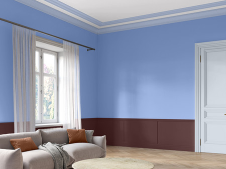 Eine helle, moderne Wohnraumgestaltung mit hellblauen Wänden und einer dunkelbraunen Wandverkleidung. Im Vordergrund steht ein bequemes, graues Sofa mit weichen Kissen. Große Fenster mit weißen Vorhängen lassen viel Licht in den Raum. 