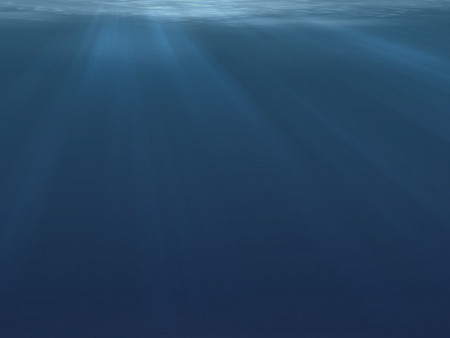 Unterwasser mit sanften Lichtstrahlen, die von der Oberfläche durch das Wasser fallen und eine ruhige, blaue Atmosphäre schaffen.