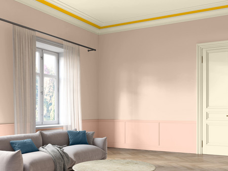Ein helles Wohnzimmer mit einem modernen, grauen Sofa, das Kissen in verschiedenen Blautönen hat. Große, helle Fenster mit weißen Vorhängen lassen viel Tageslicht herein. Die Wände sind in sanften, neutralen Farbtönen gestrichen, und die Decke hat eine gelbe Verzierung.